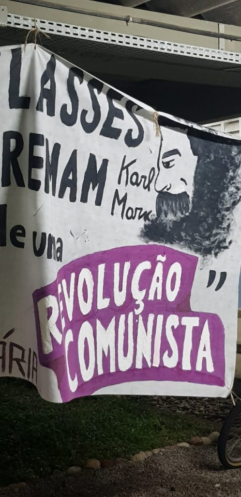 Estudante retira faixa com frase comunista no Setor 2 da UFRN e outros alunos se revoltam