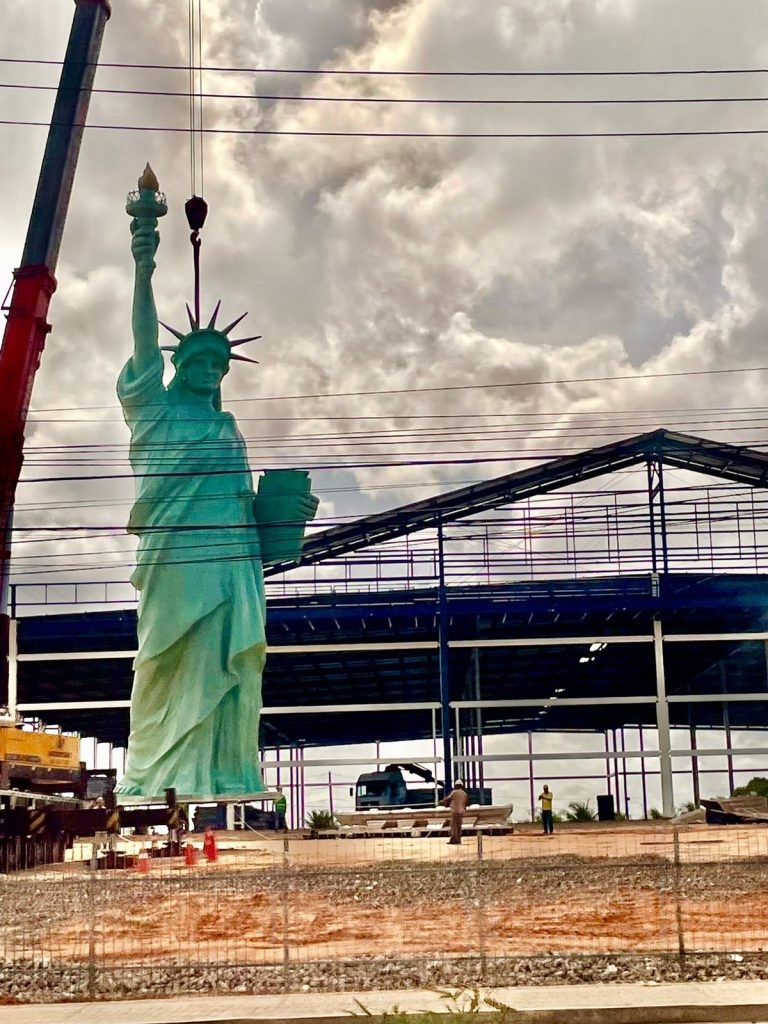 Estátua da Liberdade é instalada na entrada de loja da Havan em Natal