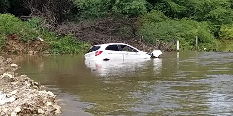 Carro arrastado pela chuva é retirado do Rio Mossoró