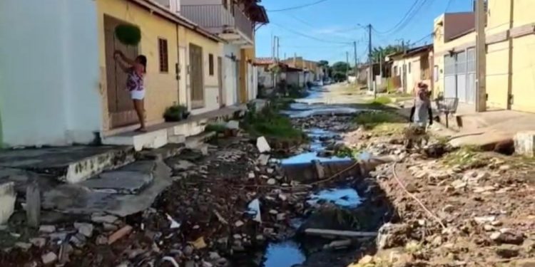 Erosão em rua compromete casas em bairro de Mossoró