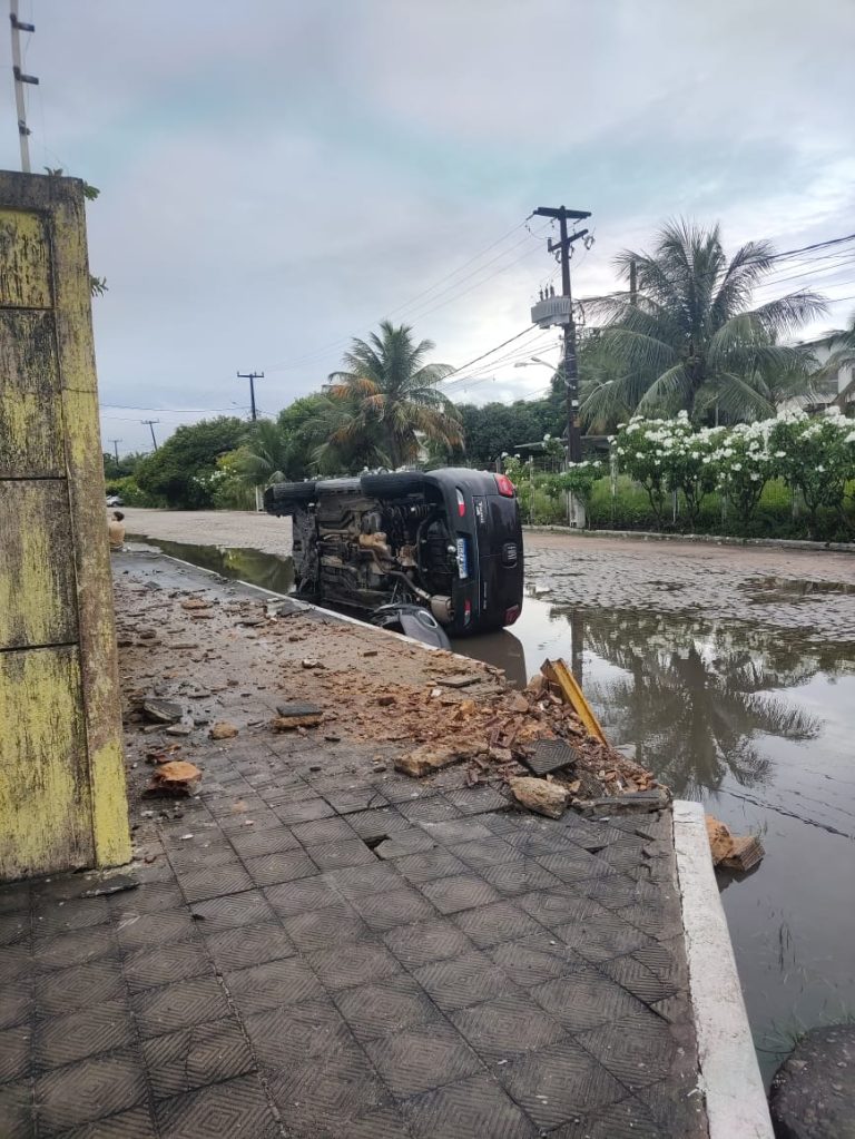 Carro em alta velocidade com seis ocupantes capota em Natal