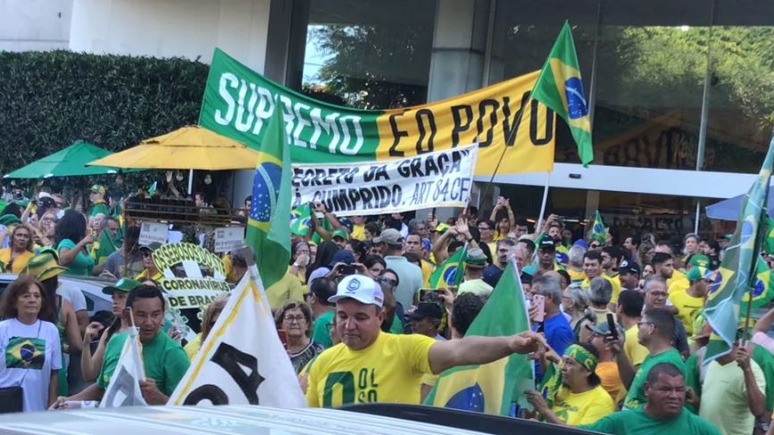 Apoiadores do presidente Bolsonaro se reúnem em frente ao Midway Mall