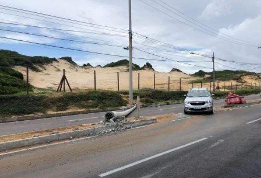 Carro bate e derruba poste na Via Costeira em Natal