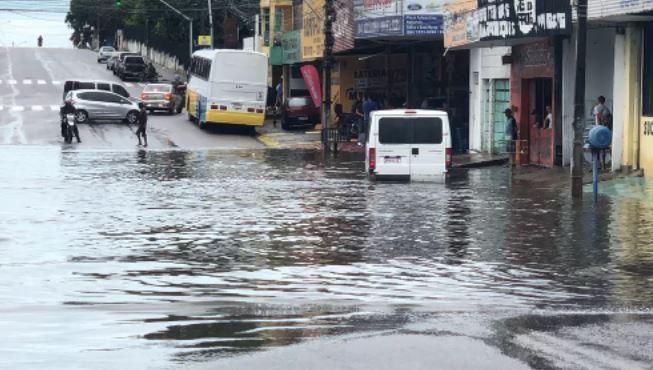 Chuva alaga avenidas e Defesa Civil é acionada após abertura de cratera em Natal