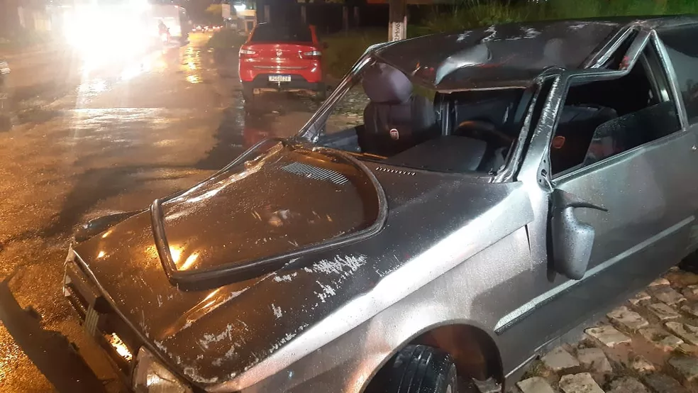 Carro sobe canteiro, bate de frente em outros veículos e capota após motorista perder controle em Natal