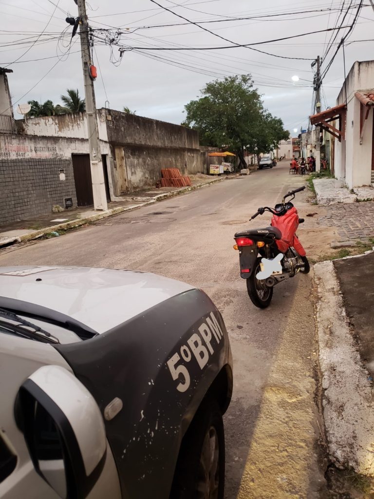 5° BPM encontra motocicleta com queixa de roubo na Vila de Ponta Negra