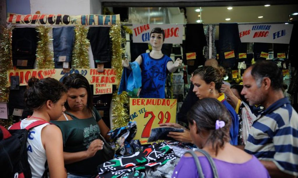 Procon Natal realiza fiscalização no comércio com foco nas vitrines voltadas ao Dia dos Namorados