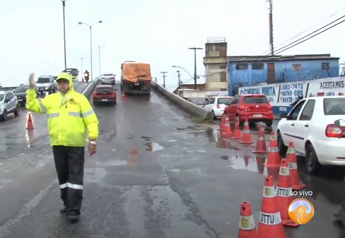 Carreta quebrada no viaduto da Urbana gera caos no trânsito na saída da zona Norte