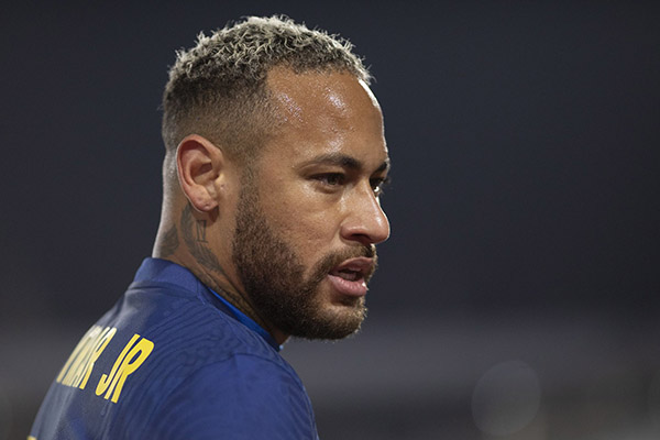 Neymar deixa treino mais cedo após sofrer pisão e vira dúvida nos amistosos