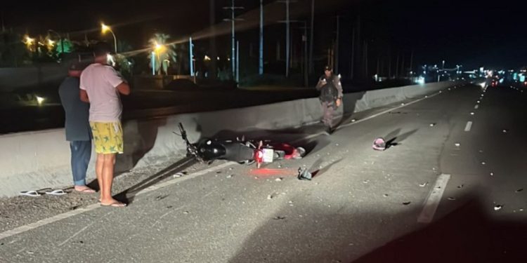 Motociclista morre após colidir moto com cavalos na descida do viaduto do Santa Delmira em Mossoró