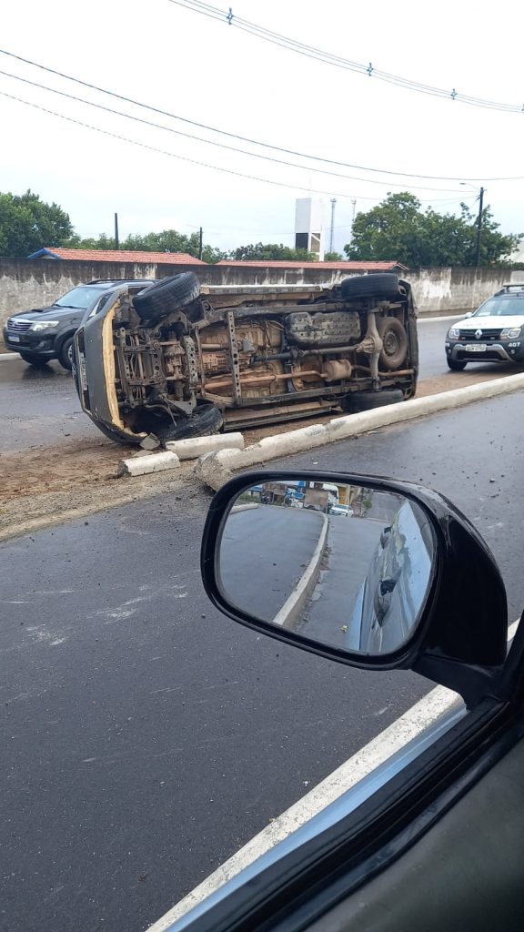 Viatura capota na ladeira do Gramoré, na Zona Norte de Natal