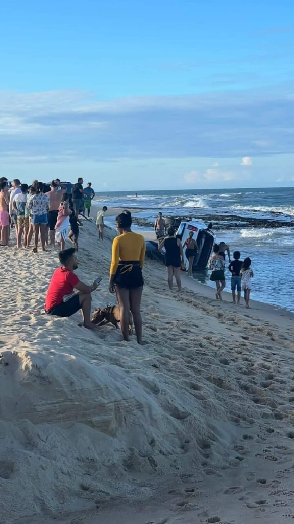 Caminhonete tomba na praia de Pitangui, Extremoz