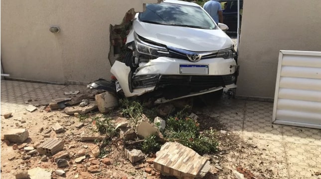 Motorista perde controle e carro invade casa na zona Sul de Natal