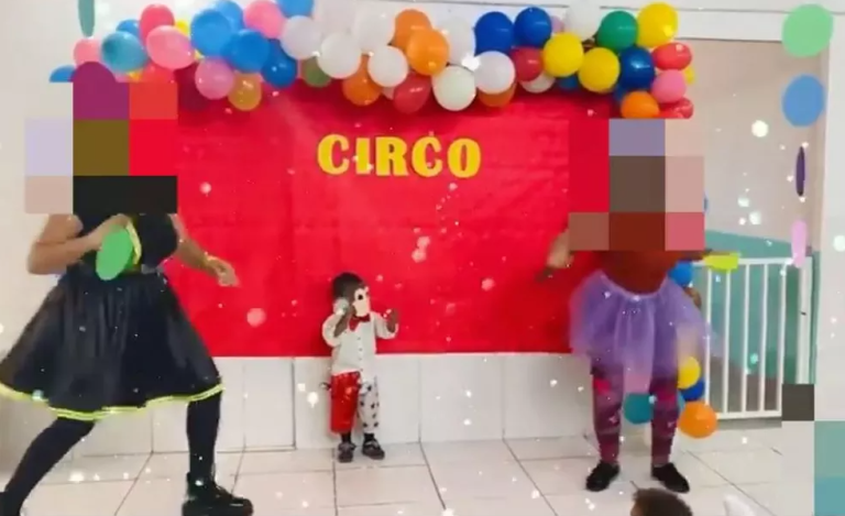 Creche fantasia menino negro de macaco e mãe acusa racismo