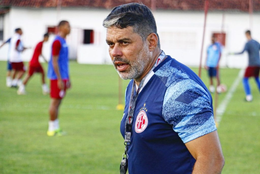 Leandro Sena é efetivado no comando técnico do América