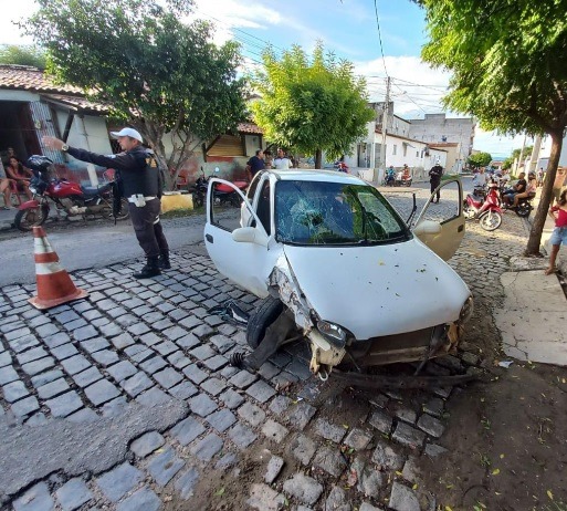 Carro colide com árvore em Caicó e PRE é acionada