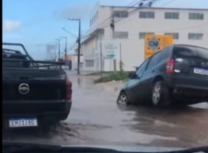 Buracos e alagamentos prejudicam trânsito na Avenida Olavo Montenegro