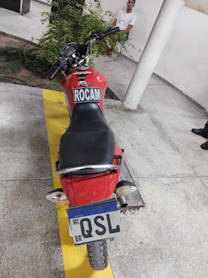 ROCAM recupera moto roubada e prende acusado de receptação.