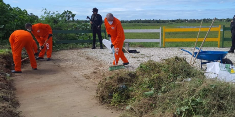 Internos trabalham em limpeza de áreas públicas em Apodi