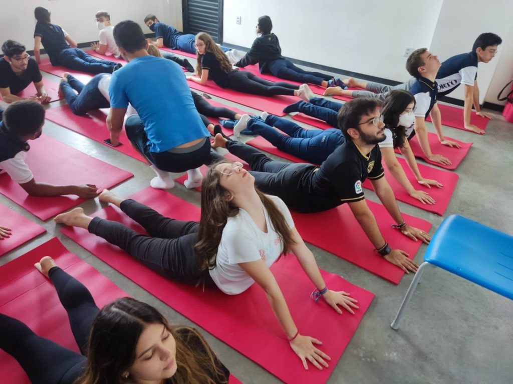 Para aliviar estresse e tensão, escola de Natal promove momentos de relaxamento e descontração para alunos que vão fazer Enem