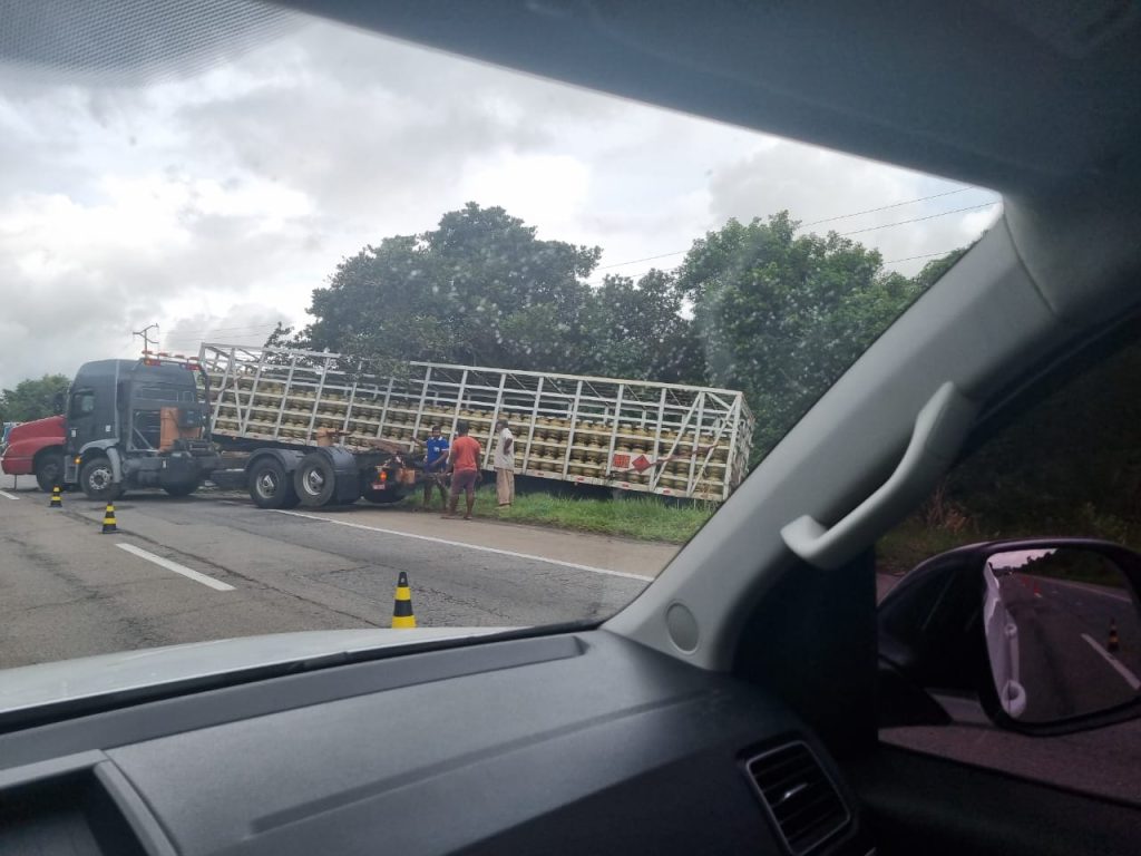 Carreta carregada de gás tomba em São José de Mipibu