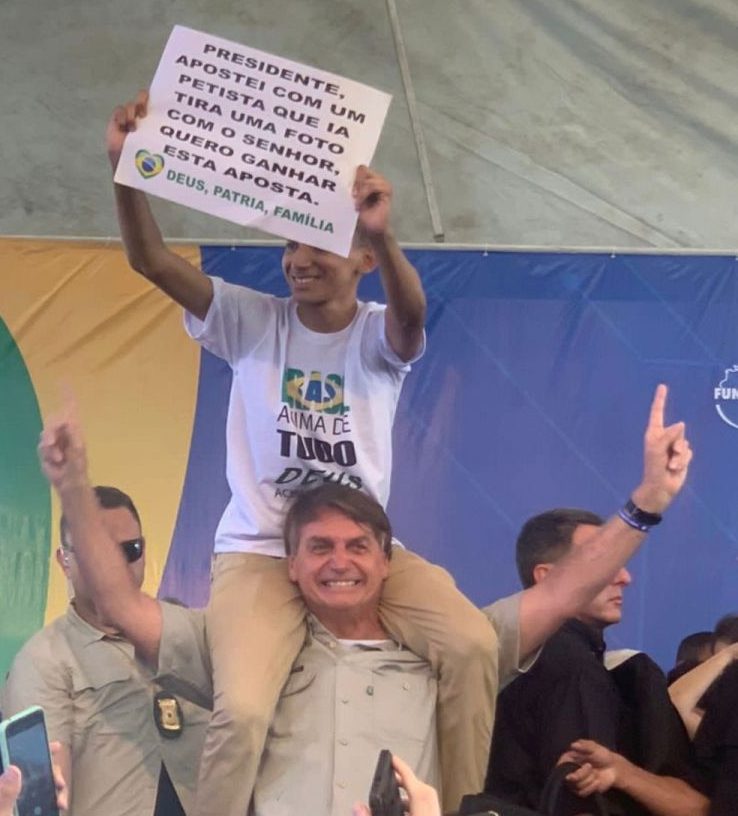 No RN, jovem sobe nos braços de Bolsonaro e ganha aposta que fez com petista