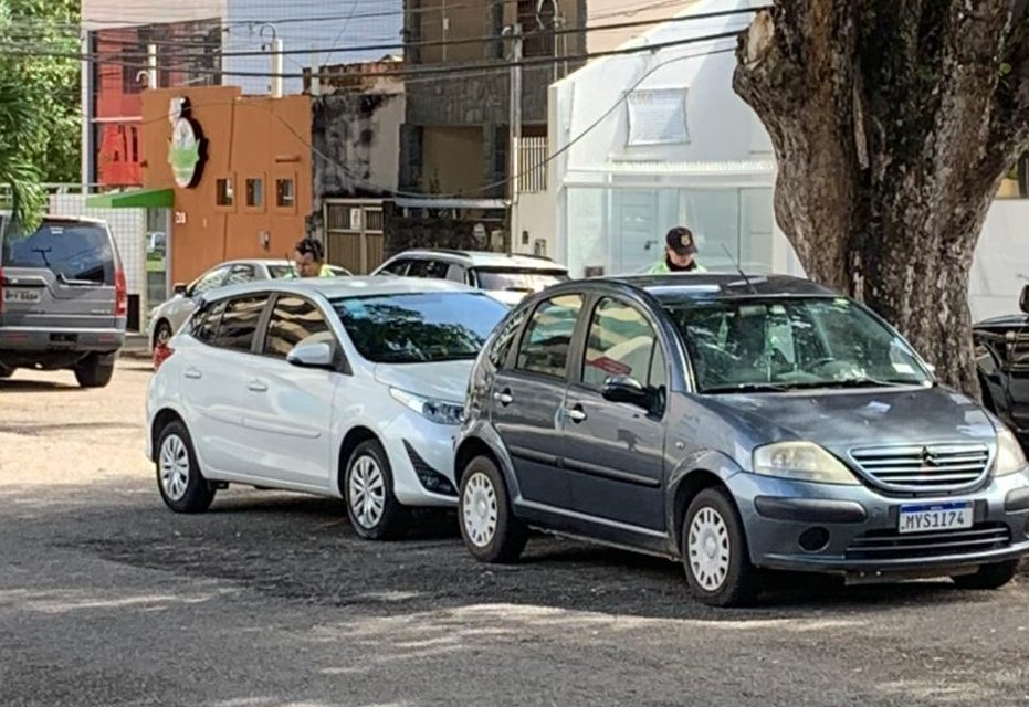 Prefeitura volta a multar carros que estacionem em canteiros próximos a hospitais