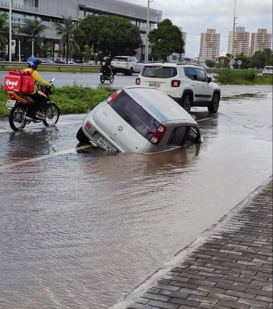 Carro cai e fica preso em buraco nas margens da BR-101