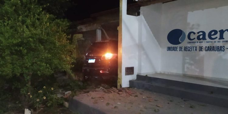 Motorista perde controle e destrói muro de residência em cidade do Oeste Potiguar