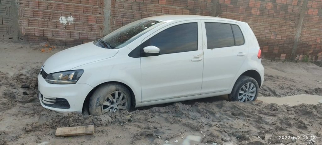 Bandidos liberam motorista de aplicativo feito de refém após carro roubado atolar em Parnamirim