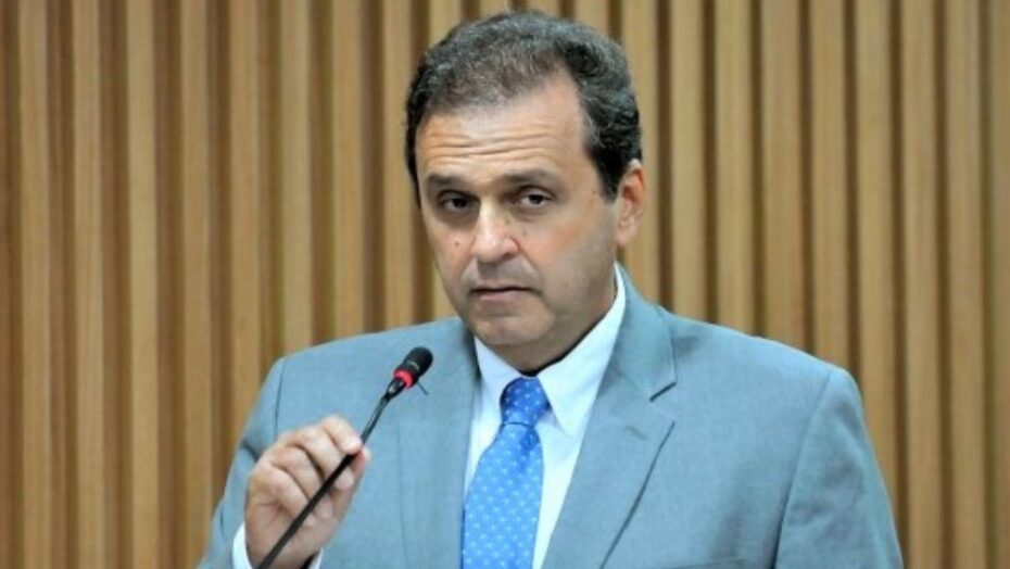 Processos que podem deixar Carlos Eduardo inelegível pararam de tramitar após imprensa “esquecer” assunto