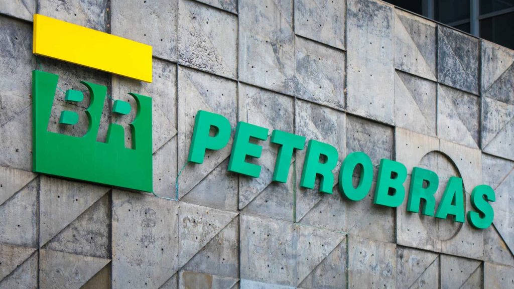 Governo pede à diretoria da Petrobras que adie reajuste de gasolina e diesel