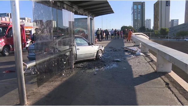 Mulher morre após ser atropelada e arremessada de viaduto