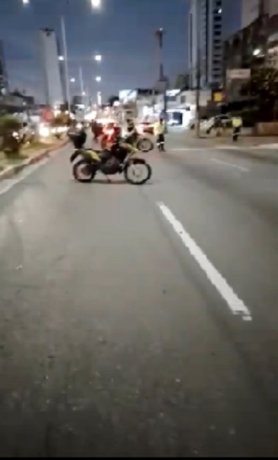 Motociclista sofre acidente em avenida movimentada de Natal