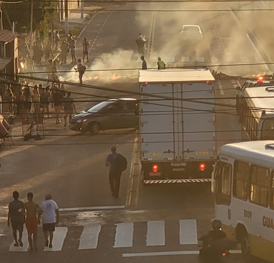 Populares interditam rua em protesto na Zona Leste de Natal após prisão de homem