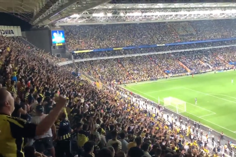 Torcedores do Fenerbahce entoam nome de presidente russo em jogo contra time da Ucrânia