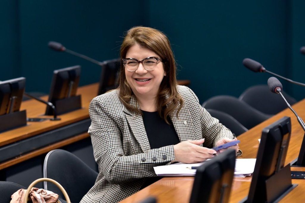 Carla Dickson vota a favor do aumento permanente do Auxílio Brasil