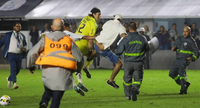 Torcedores do Santos invadem campo e agridem goleiro Cássio