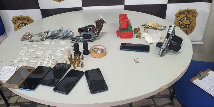 Polícia Civil apreende drogas e armas na comunidade do Pirrichil em Mossoró