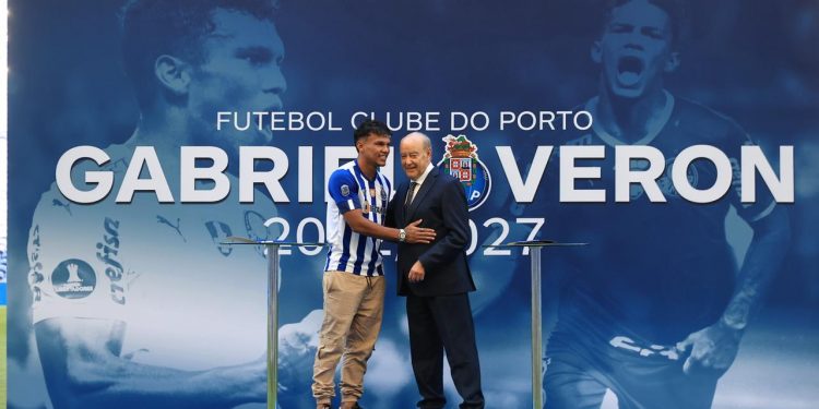 Gabriel Veron é apresentado como jogador do Porto de Portugal