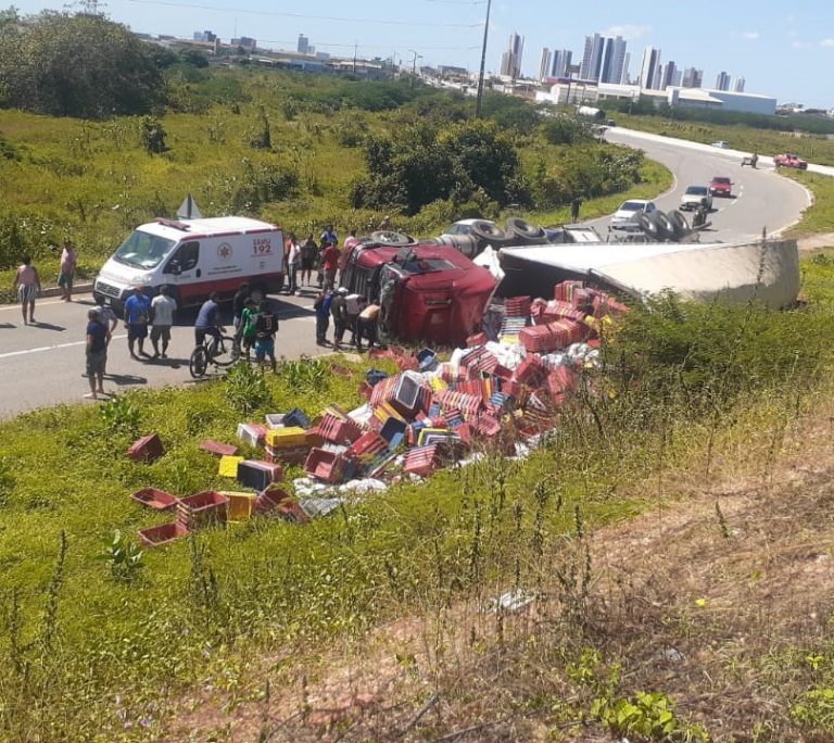 Motorista sobra em curva e tomba carreta carregada de sal na BR 405 em Mossoró