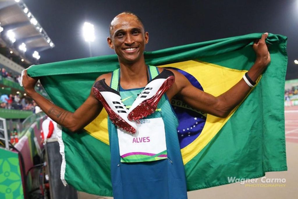 Alison dos Santos conquista ouro histórico nos 400 metros com barreira