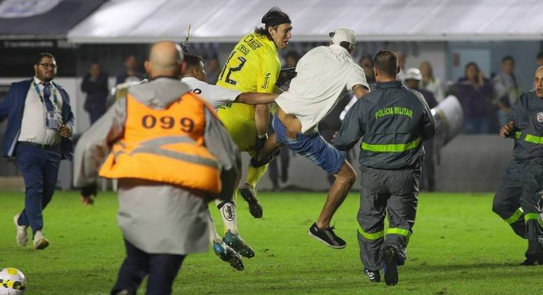 Polícia confirma que cinco torcedores foram detidos após confusão na Vila Belmiro