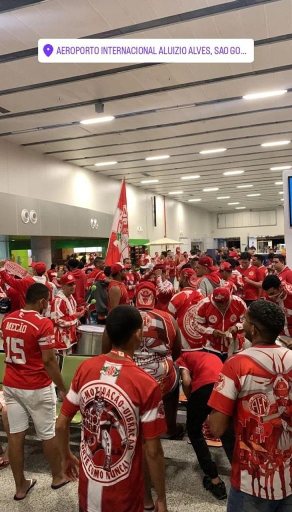 Torcedores do América recebem time no aeroporto mesmo após derrota