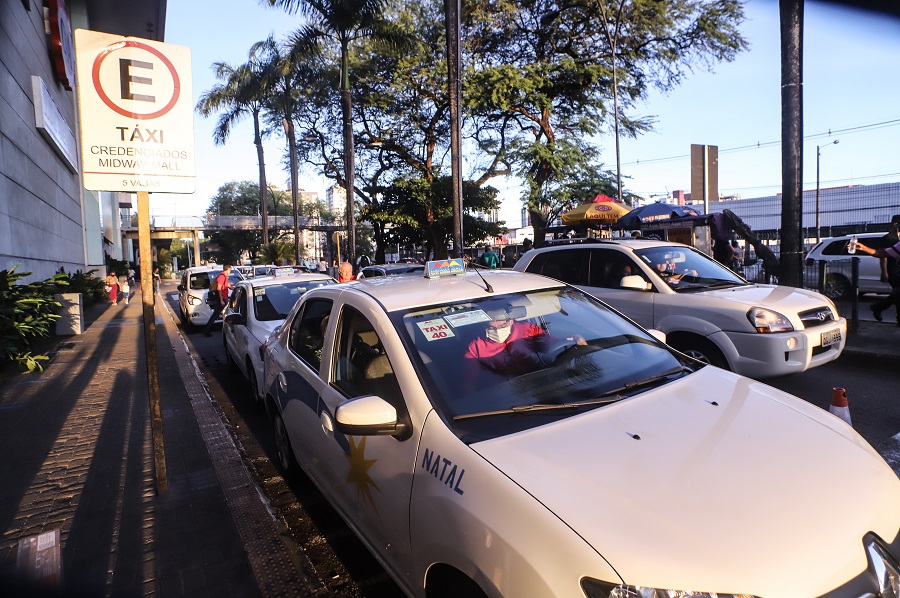 Benefício Taxista paga primeiras parcelas a 900 motoristas de táxi do RN