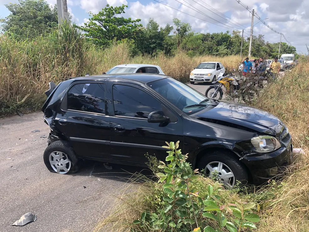 Motorista atropela homem, atinge carros e foge de local de acidente sem prestar socorro em Parnamirim