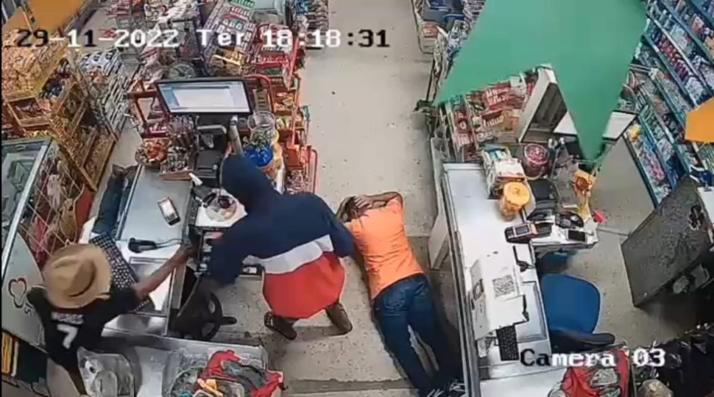 Criminosos tocam terror durante assalto em mercadinho na zona Sul de Natal