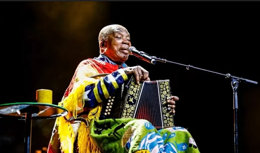 Em show de despedida, Milton Nascimento chora, canta com amigos e homenageia Gal