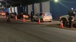 Operação Lei Seca prende duas pessoas e notifica cinco motoristas por dirigirem sob efeito de álcool na Zona Leste de Natal