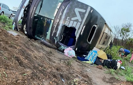 Ônibus com o cantor Kevi Jonny se envolve em acidente na Bahia